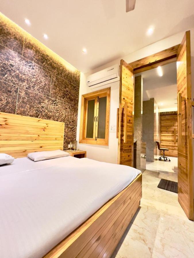 Divine Studios Rajouri Garden Neu-Delhi Exterior foto