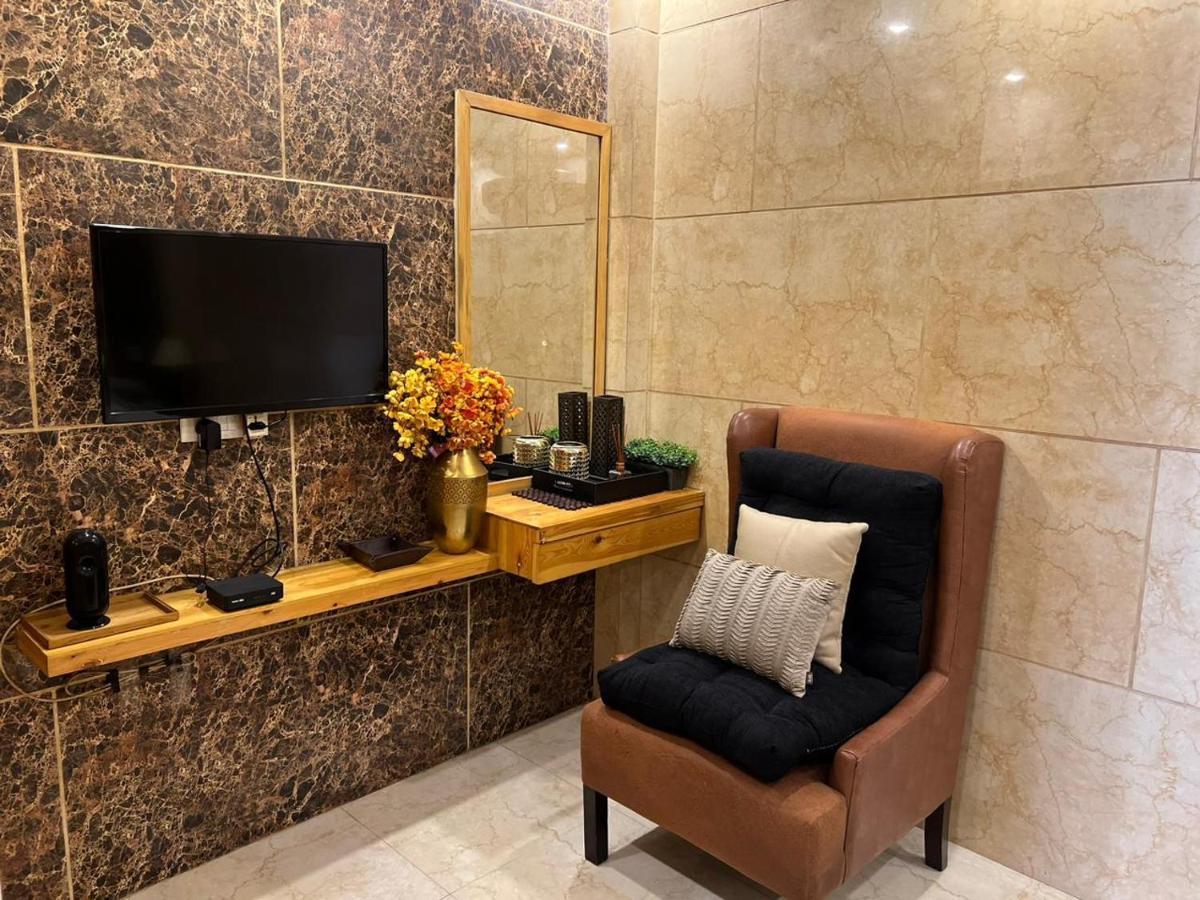 Divine Studios Rajouri Garden Neu-Delhi Exterior foto