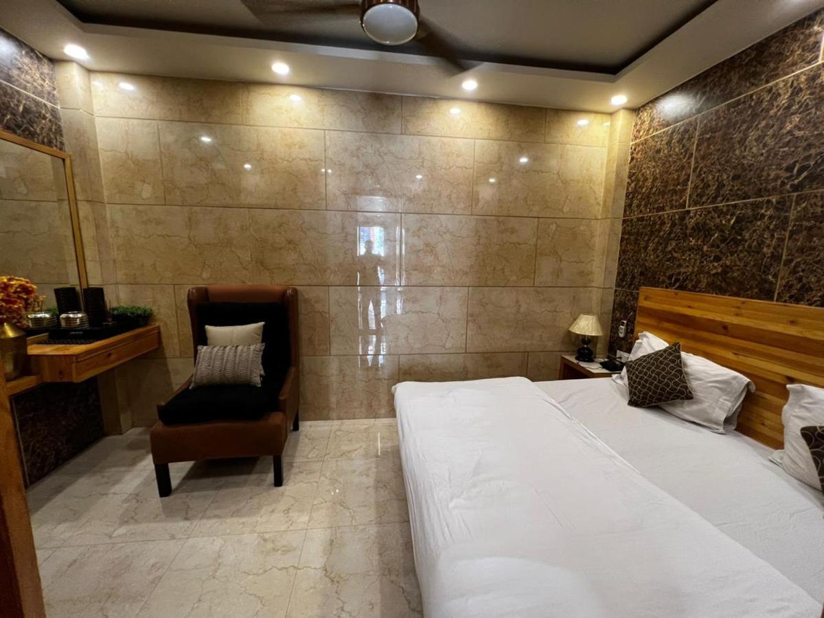 Divine Studios Rajouri Garden Neu-Delhi Exterior foto